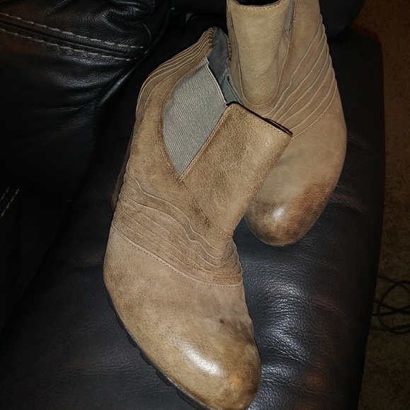 3 Days Only. Vince Camuto Booties - Picture 5 of 8